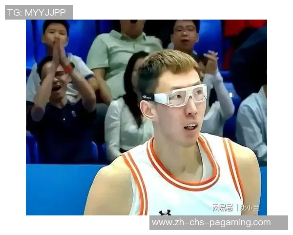 周琦眼部手术后回家休养与孩子共享快乐时光在球场玩耍 周琦眼部手术后回家休养与孩子共享快乐时光在球场玩耍